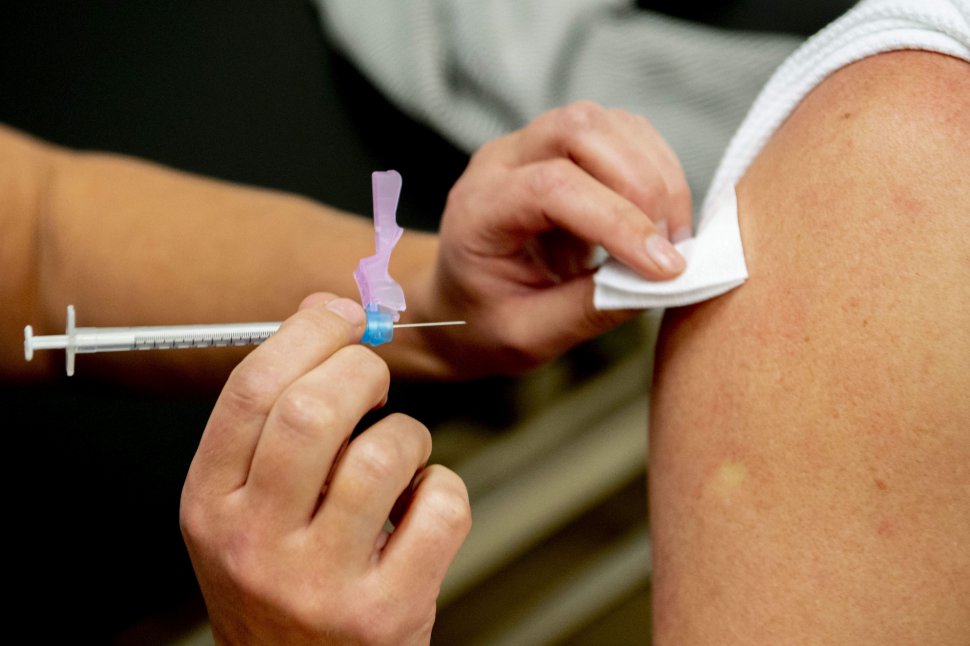 Un bărbat s-a vaccinat împotriva COVID-19 de 10 ori într-o singură zi, în Noua Zeelandă