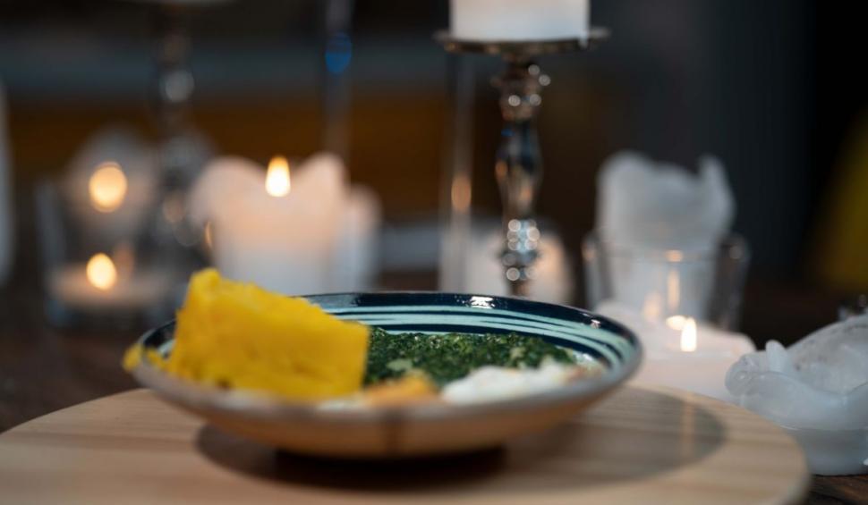 În ediţia 14 "Gătit la costum", Ştefan Lungu a gătit alături de Fuego un preparat ardelenesc, care potoleşte dorul de ţară şi bunici 740311