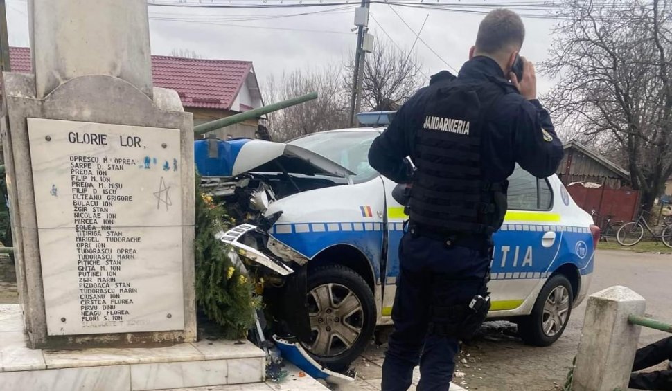 Un polițist s-a izbit cu autospeciala de un monument dedicat eroilor, în județul Dolj