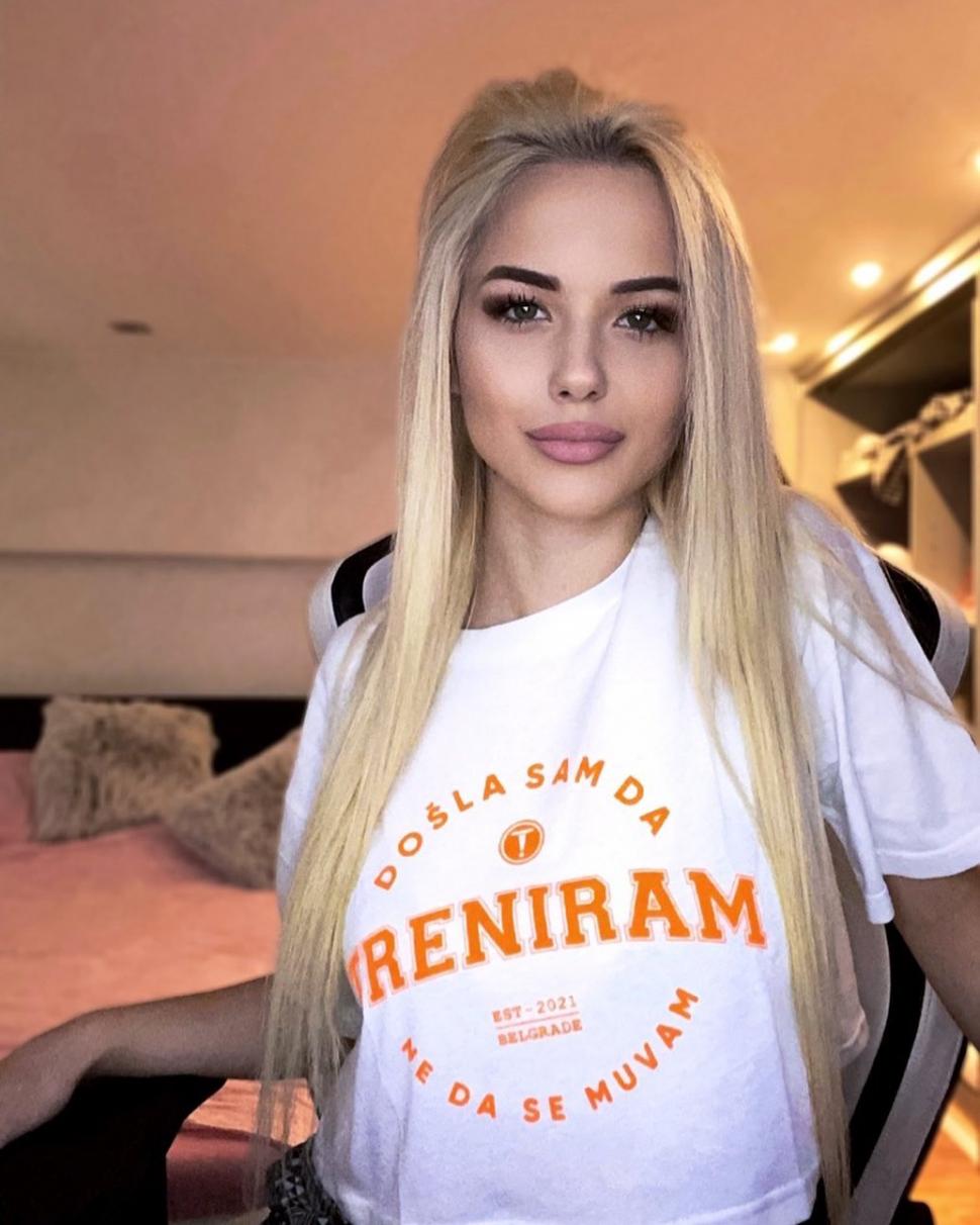 Tânără găsită fără viaţă, după ce a fost batjocorită pe YouTube şi Instagram de fanii care o urmăreau 740436