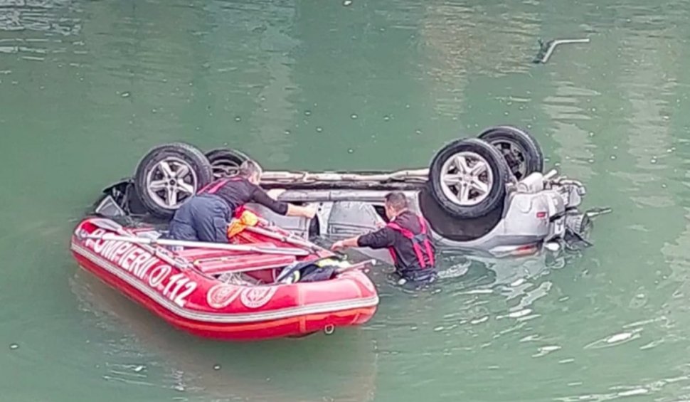 O mașină a zburat de pe Podul Ciurel din București în râul Dâmbovița. Șoferul a murit