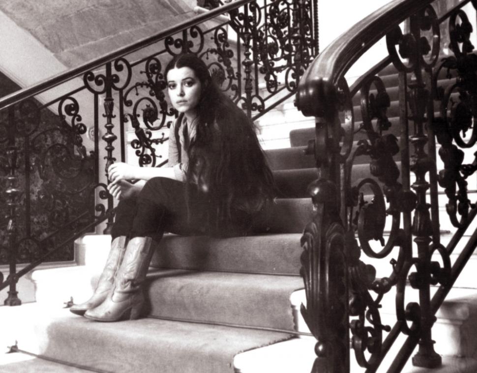 S-a stins în noaptea de 12 spre 13 Decembrie. Dora, marea iubire a lui Nichita Stănescu, a încercat să îl salveze. ”Nu credeam să-nvăţ a muri vreodată”, era versul lui preferat 740503