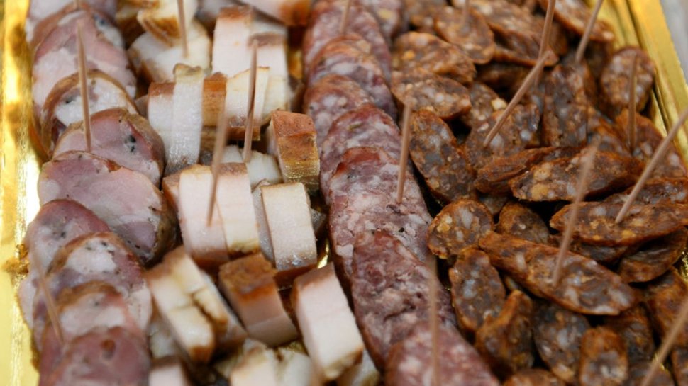 Două tone de mușchi țigănesc și urechi de porc, contaminate cu o bacterie extrem de periculoasă, au fost retrase de pe piață. O parte din produse au ajuns pe mesele românilor