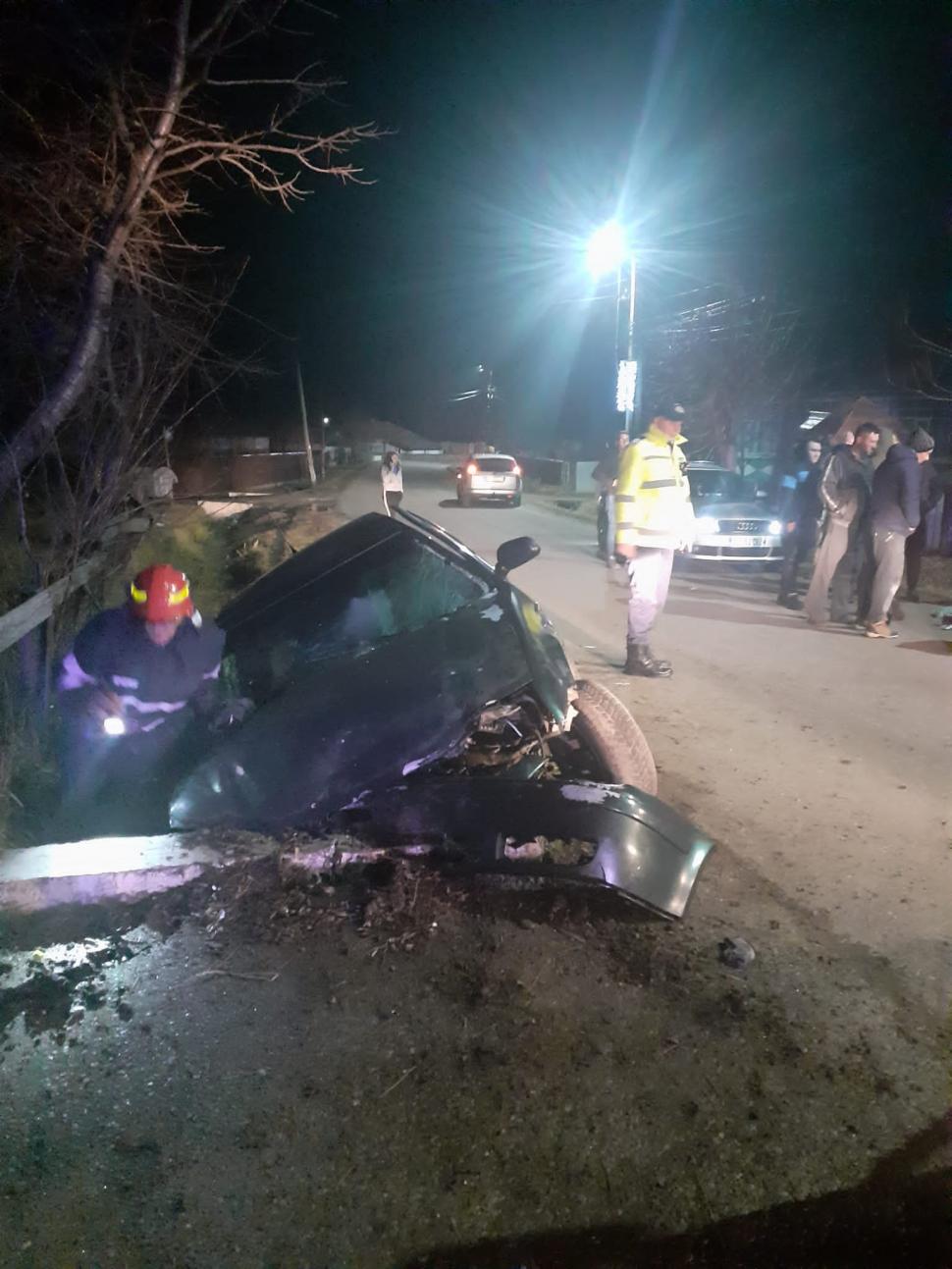 Tânăr mort într-un Volkswagen, după ce a intrat cu peste 110 km/h într-un cap de pod, în Botoşani 740762