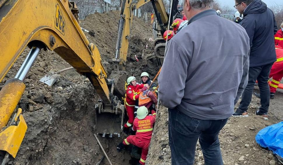 Un bărbat a murit după ce a stat peste de 40 de minute prins sub pământul căzut de pe un mal, în județul Prahova  740948