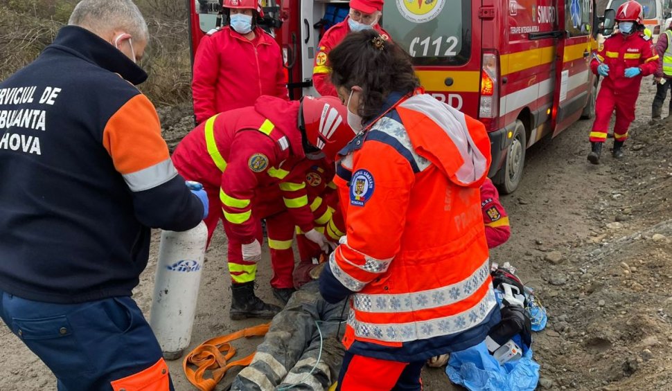 Un bărbat a murit după ce a stat peste de 40 de minute prins sub pământul căzut de pe un mal, în județul Prahova 