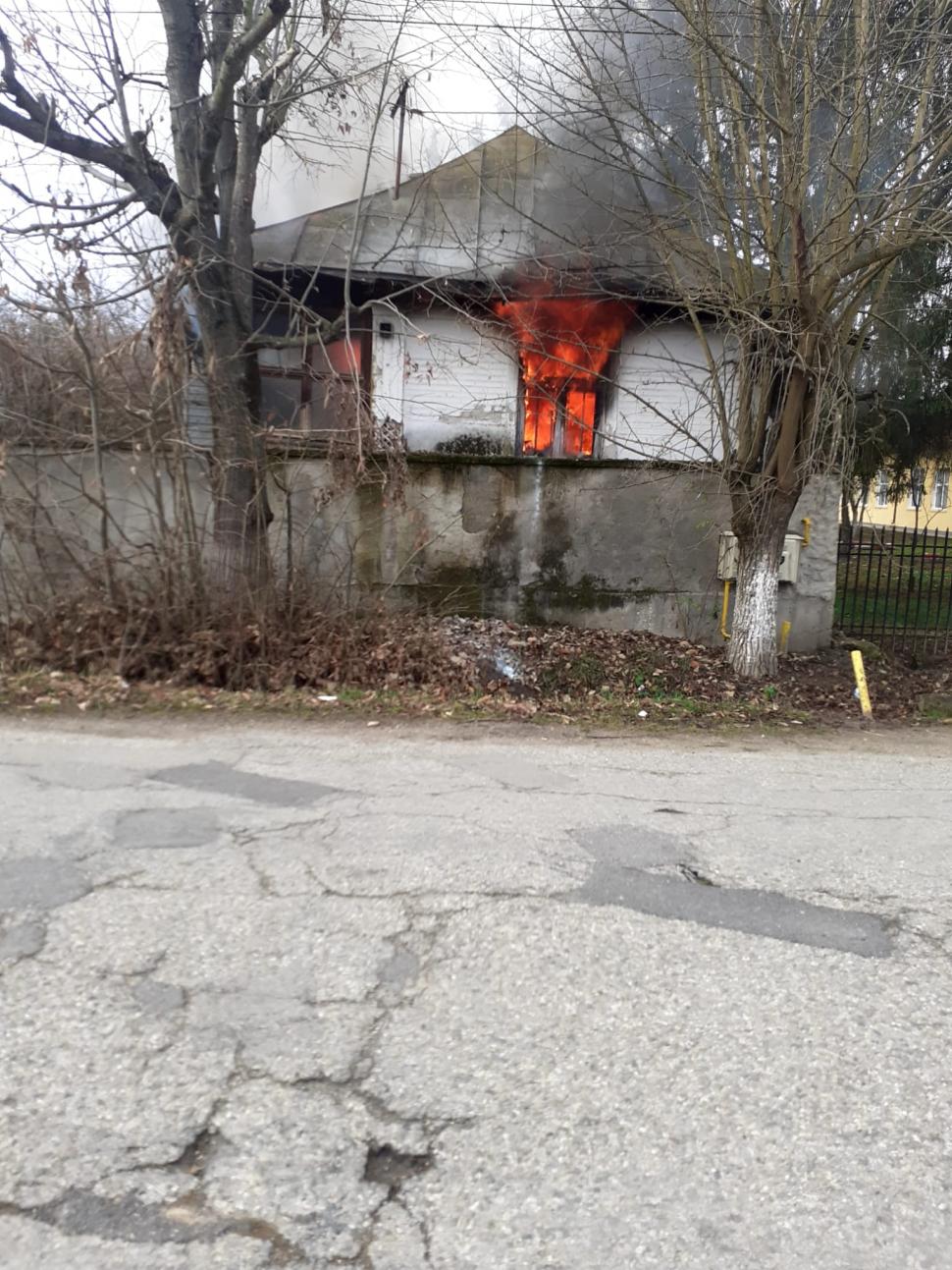 O bătrână și fiul ei bolnav, din județul Gorj, au rămas fără casă după un incendiu. Sătenii pun mână de la mână pentru a le construi una nouă 740901