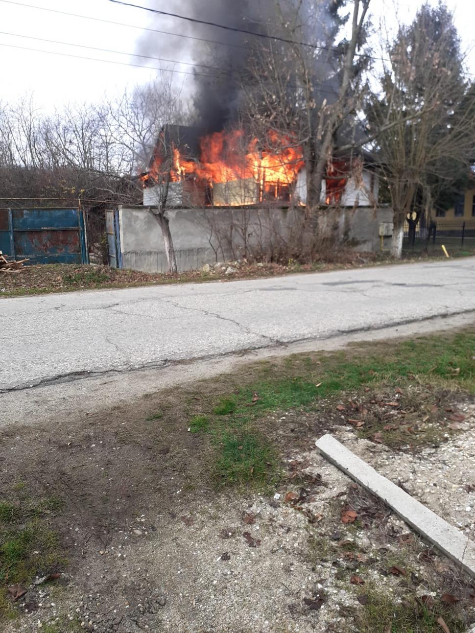 O bătrână și fiul ei bolnav, din județul Gorj, au rămas fără casă după un incendiu. Sătenii pun mână de la mână pentru a le construi una nouă 740902