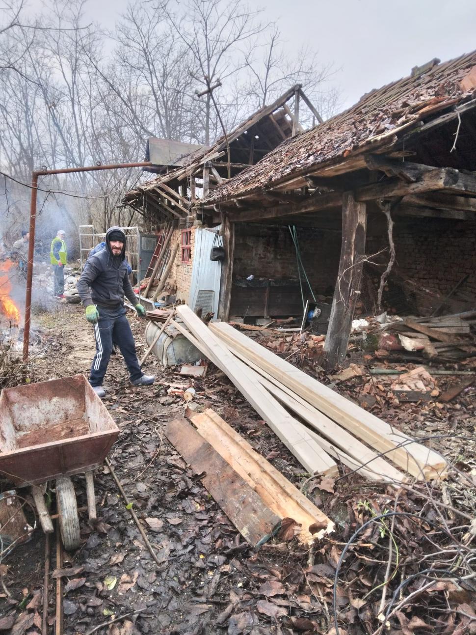 O bătrână și fiul ei bolnav, din județul Gorj, au rămas fără casă după un incendiu. Sătenii pun mână de la mână pentru a le construi una nouă 740903