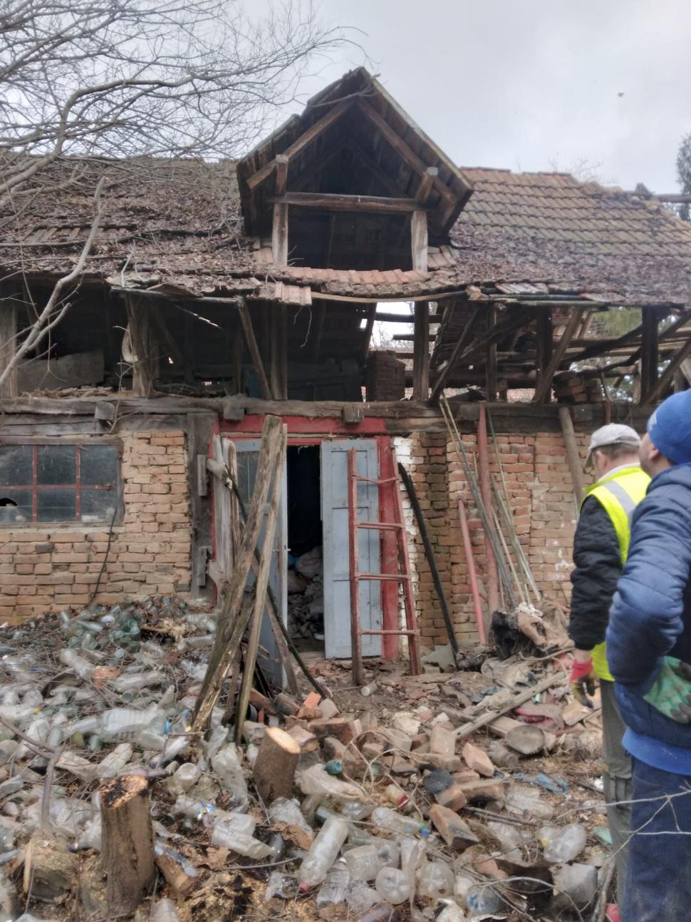 O bătrână și fiul ei bolnav, din județul Gorj, au rămas fără casă după un incendiu. Sătenii pun mână de la mână pentru a le construi una nouă 740904