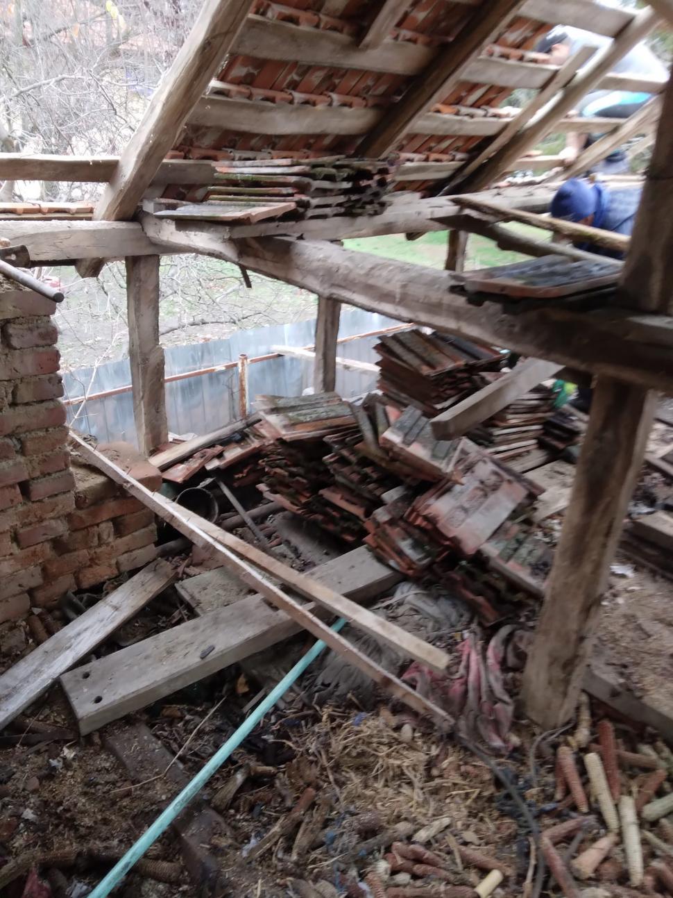 O bătrână și fiul ei bolnav, din județul Gorj, au rămas fără casă după un incendiu. Sătenii pun mână de la mână pentru a le construi una nouă 740905