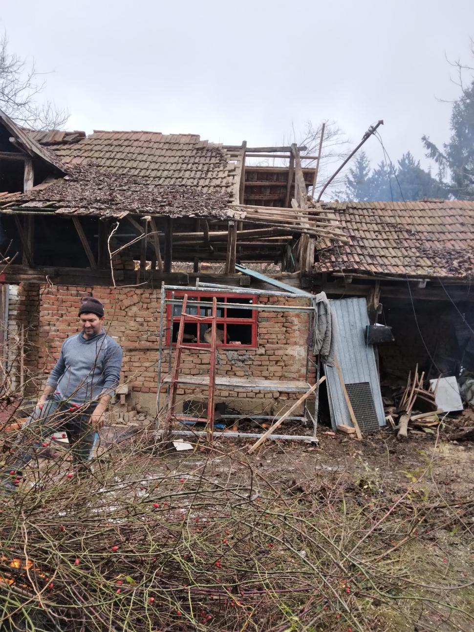 O bătrână și fiul ei bolnav, din județul Gorj, au rămas fără casă după un incendiu. Sătenii pun mână de la mână pentru a le construi una nouă 740906