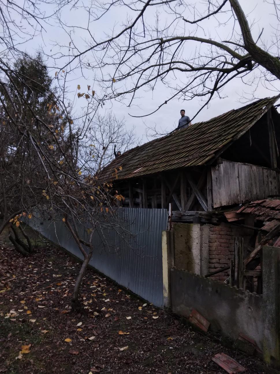 O bătrână și fiul ei bolnav, din județul Gorj, au rămas fără casă după un incendiu. Sătenii pun mână de la mână pentru a le construi una nouă 740907