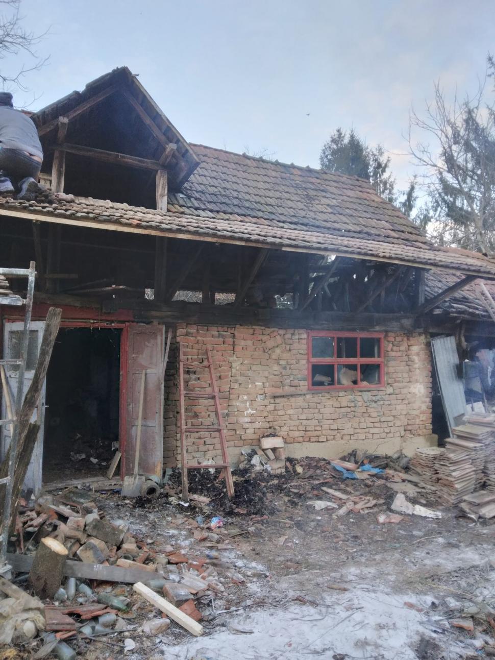 O bătrână și fiul ei bolnav, din județul Gorj, au rămas fără casă după un incendiu. Sătenii pun mână de la mână pentru a le construi una nouă 740908