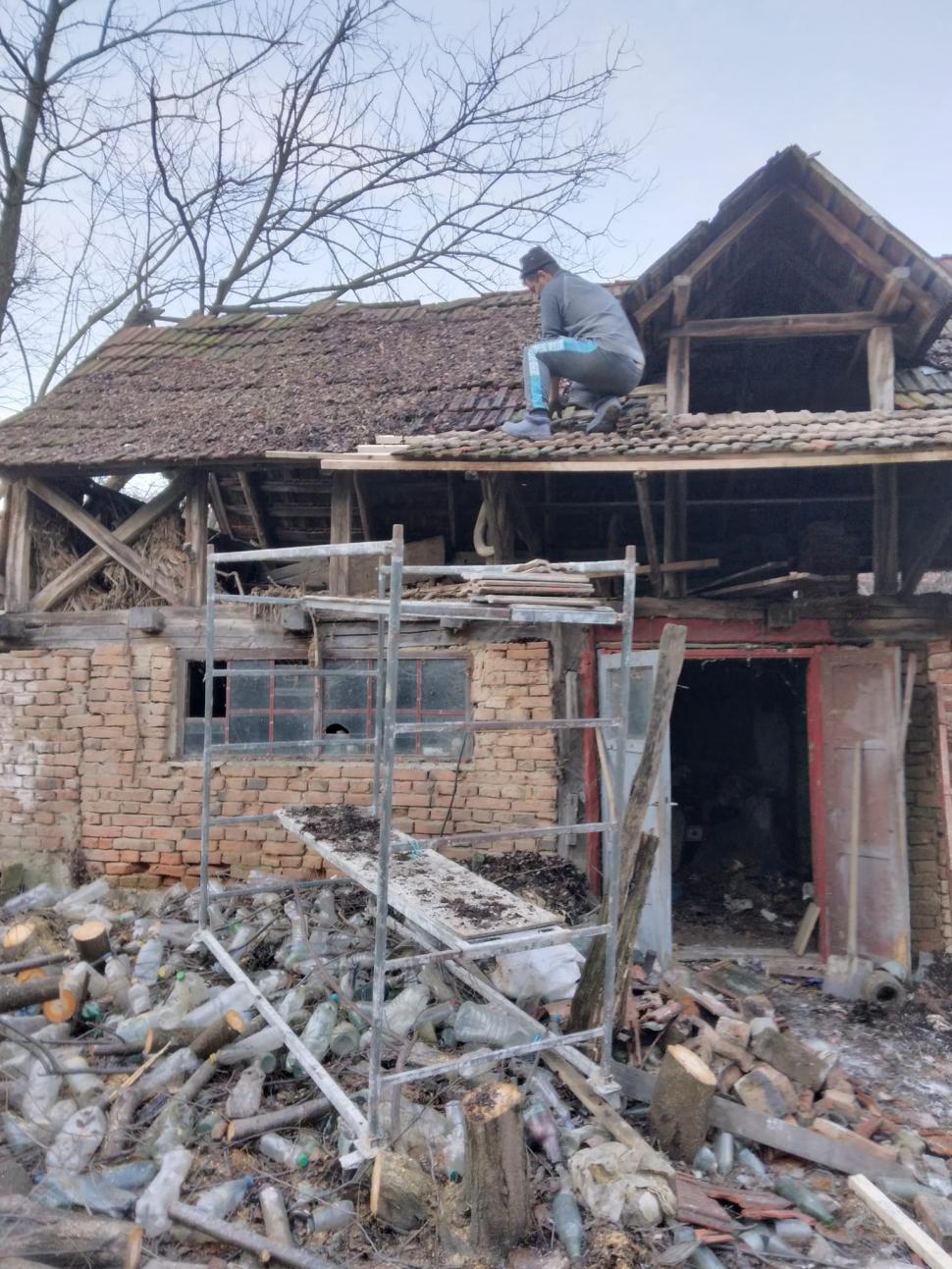 O bătrână și fiul ei bolnav, din județul Gorj, au rămas fără casă după un incendiu. Sătenii pun mână de la mână pentru a le construi una nouă 740909