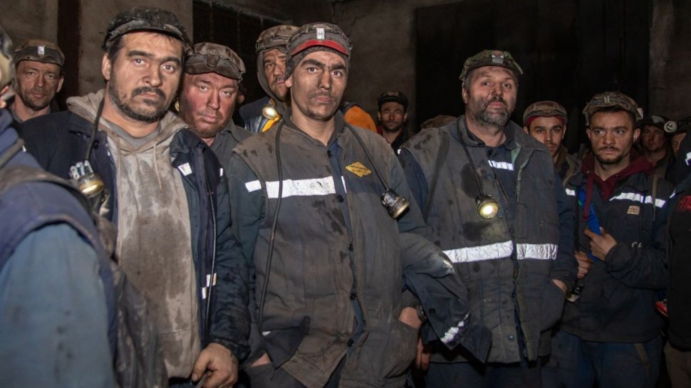 6.000 de mineri, strigăt disperat către autorităţi: "Numărăm câți murim pe lună de bolile din muncile grele în condiţiile inumane. Vrem să trăim decent"