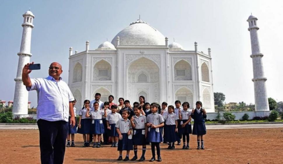 Un profesor din India a recreat Taj Mahal pentru soția lui: ”A avut o singură cerință pentru această casă” 740942