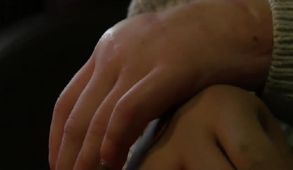 Un bărbat și-a dus nevasta în pădure și i-a tăiat mâinile cu toporul. Acum, statul trebuie să-i plătească femeii despăgubiri uriașe, în Rusia 740971