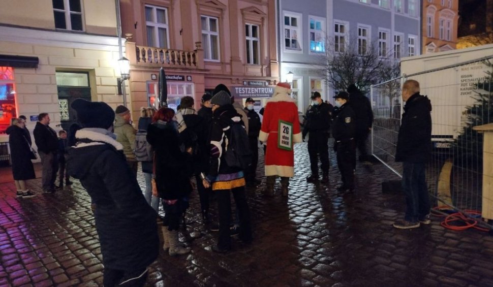 Moș Crăciun, arestat după ce a fost prins fără mască, în Germania. Ce au aflat polițiștii când i-au verificat identitatea