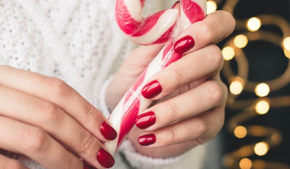 Top 10 cele mai inspirate modele de unghii pentru Crăciun şi Revelion 2021 741083