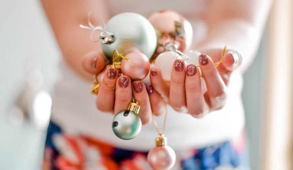 Top 10 cele mai inspirate modele de unghii pentru Crăciun şi Revelion 2021 741087