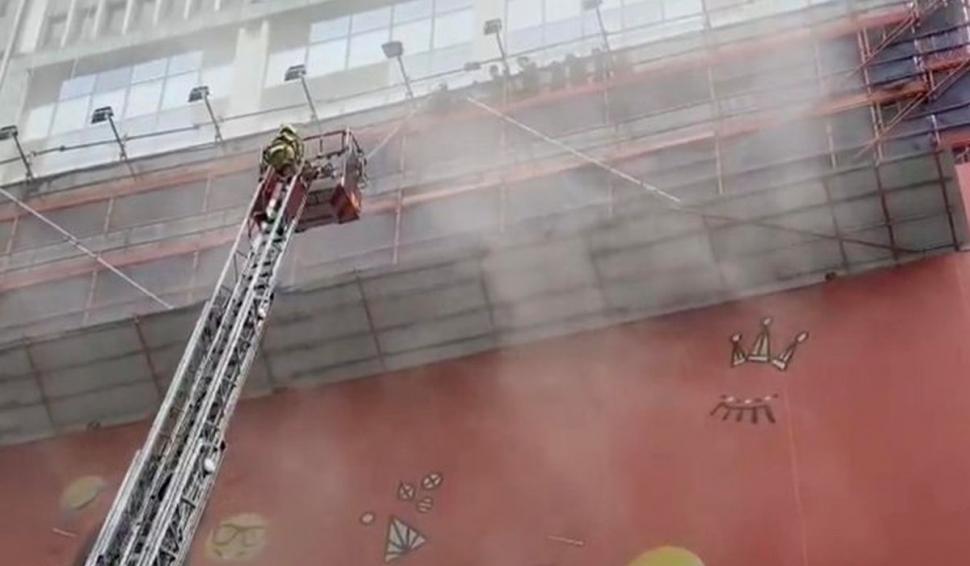 Sute de oameni, prinși în capcană în clădirea World Trade Center, care a luat foc la Hong Kong. "Nu plecăm încă, nu vă temeți!" 740983