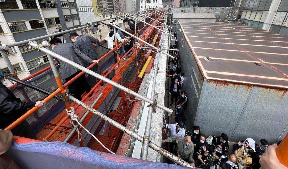 Sute de oameni, prinși în capcană în clădirea World Trade Center, care a luat foc la Hong Kong. "Nu plecăm încă, nu vă temeți!" 740992