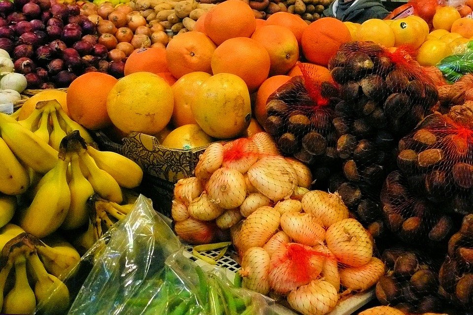 Zeci de tone de fructe cu pesticide, în magazinele din România. Strategia prin care unii comercianți vând marfa mai repede