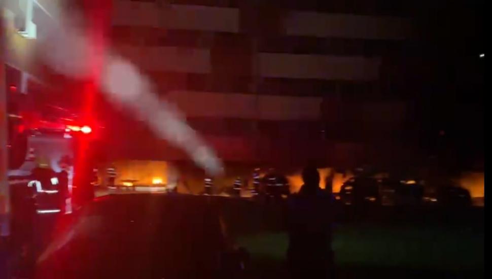 Incendiu devastator în Constanţa. 36 de maşini distruse, sute de locatari evacuaţi 741152