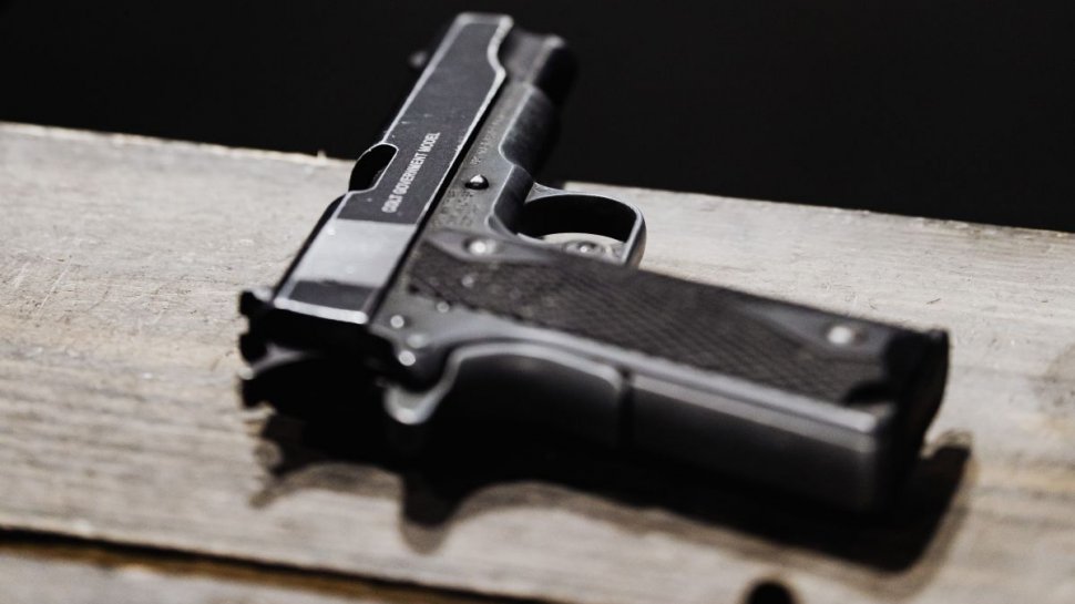 O polițistă din Capitală și-a uitat pistolul în toaleta unei benzinării. Arma a fost luată de o tânără de 20 de ani