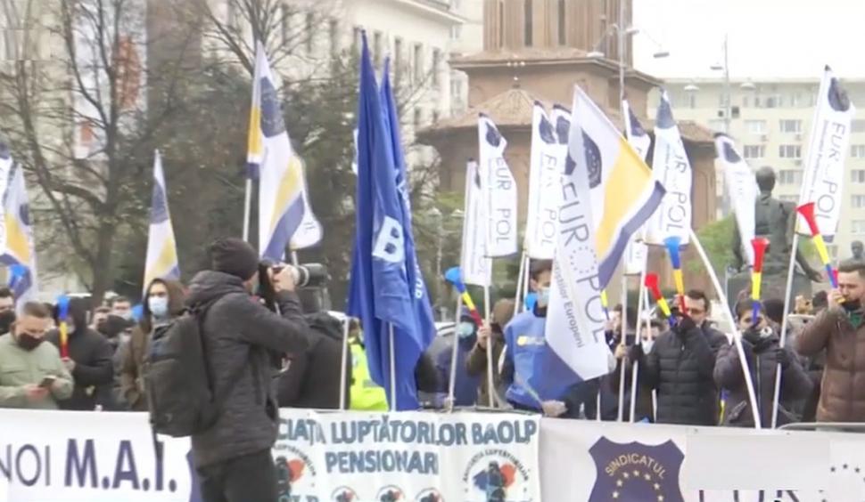 Protest cu fumigene, la geamul ministrului de Interne, Lucian Bode 741195