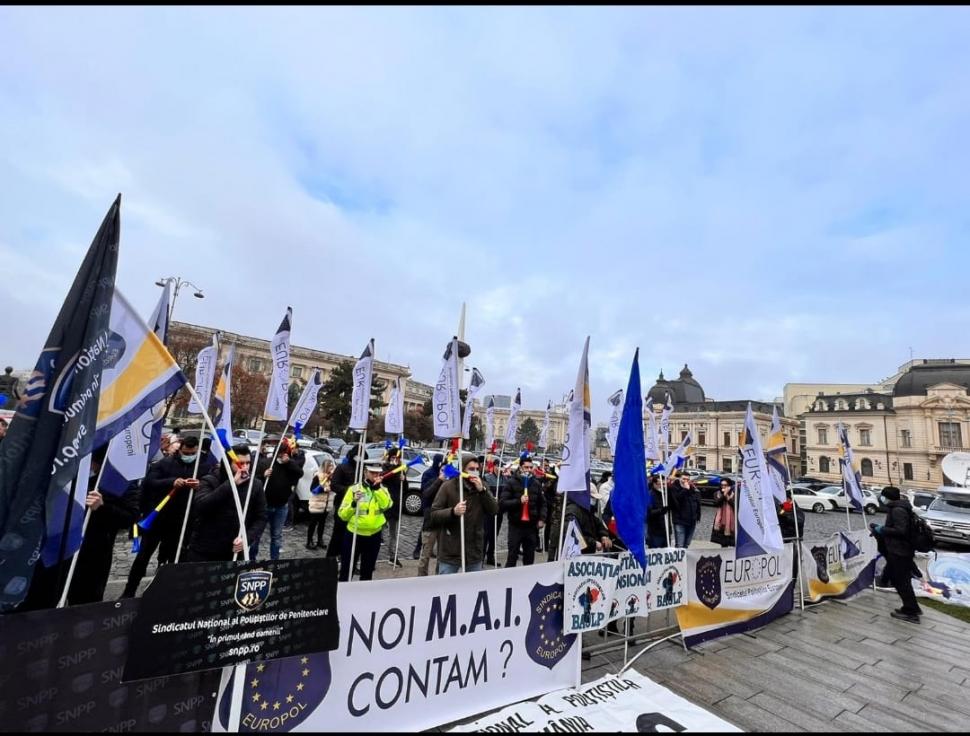 Protest cu fumigene, la geamul ministrului de Interne, Lucian Bode 741209