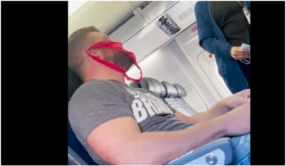 Un bărbat din SUA a fost debarcat din avion pentru că a purtat lenjerie intimă în loc de mască