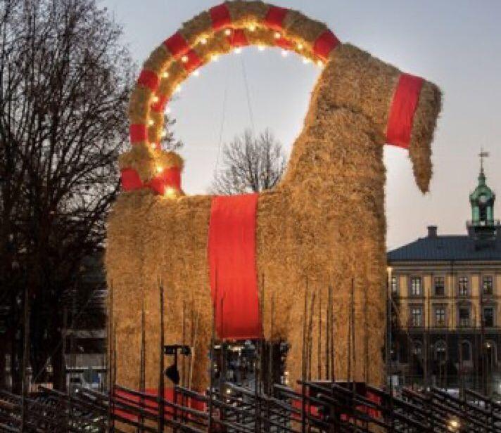 Uriașa Capră de Crăciun a fost incendiată în Suedia, după cinci ani. Un mesaj pe Twitter arată că și-ar fi forțat norocul 741409