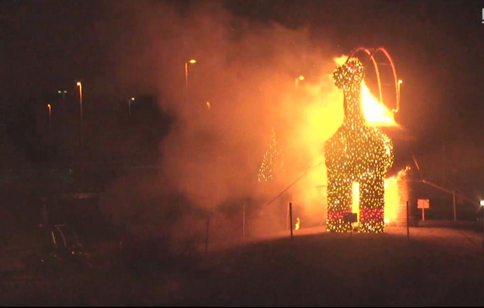 Uriașa Capră de Crăciun a fost incendiată în Suedia, după cinci ani. Un mesaj pe Twitter arată că și-ar fi forțat norocul 741410