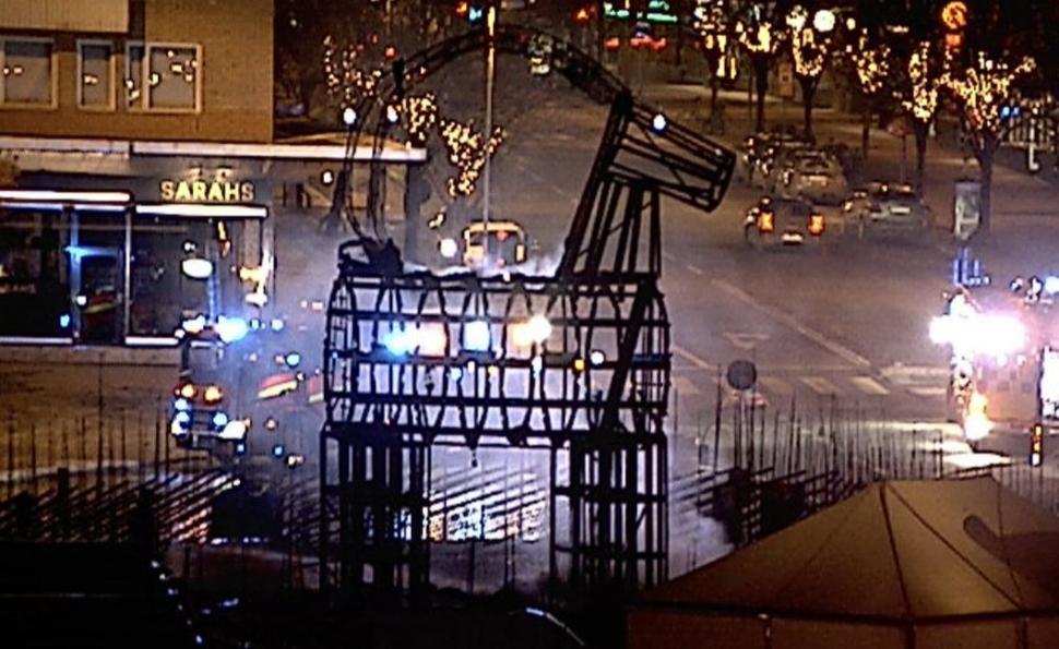 Uriașa Capră de Crăciun a fost incendiată în Suedia, după cinci ani. Un mesaj pe Twitter arată că și-ar fi forțat norocul 741412