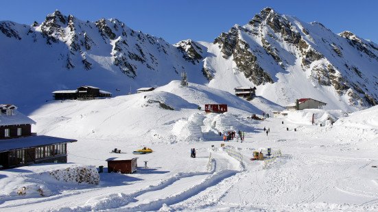 Zăpadă de un metru şi viscol în staţiunile de la munte