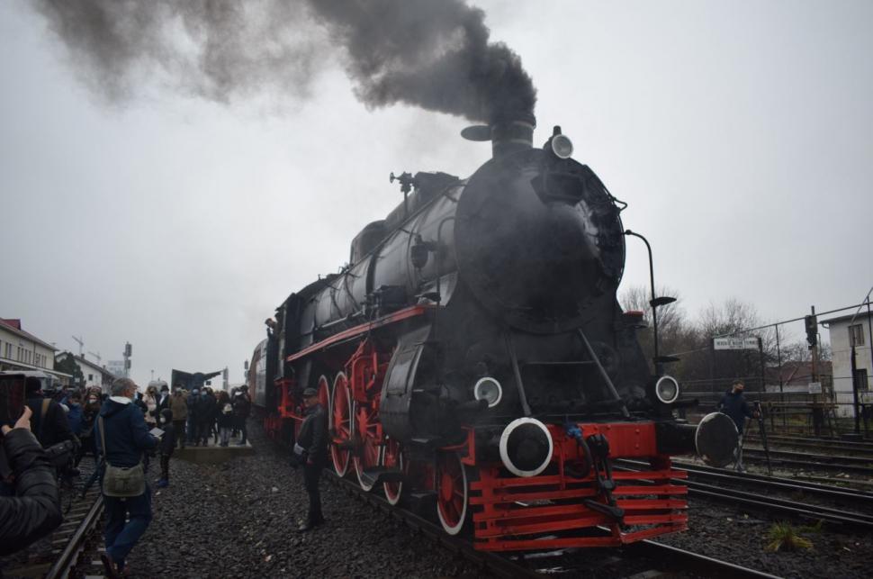 Minunile ascunse ale României. Vagonetul Buick şi Locomotiva Pacific cu abur 741665