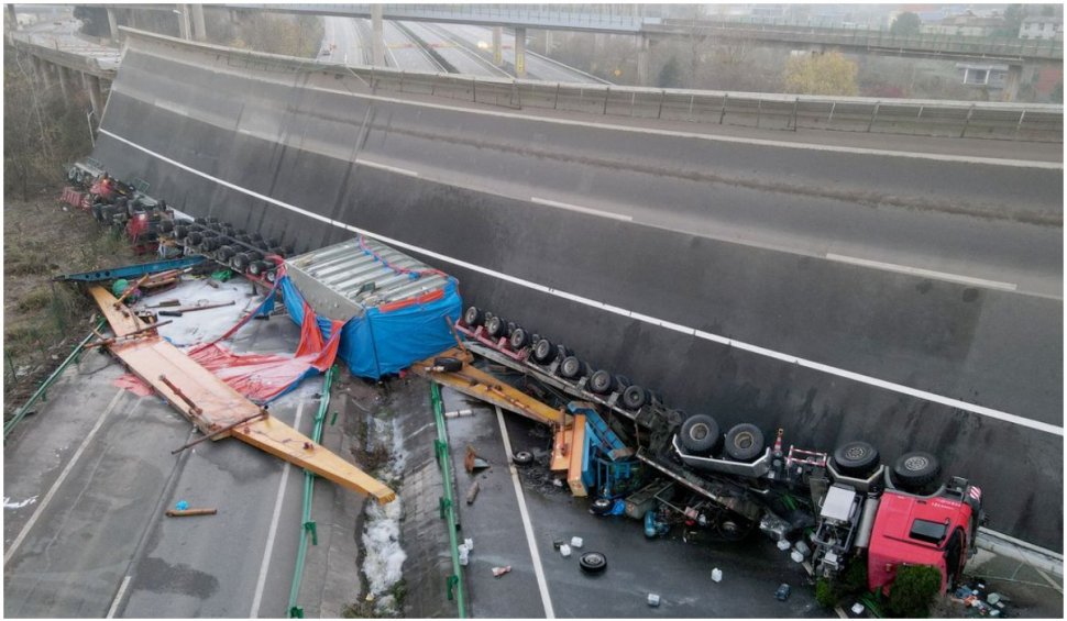Patru persoane au murit după ce un pod s-a prăbușit peste o autostradă din China