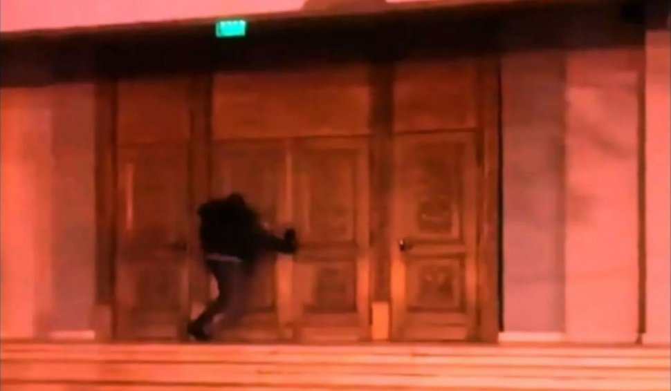 Un bărbat care lovea cu picioarele repetat în uşa Catedralei Episcopale din Slatina, căutat de Poliţie