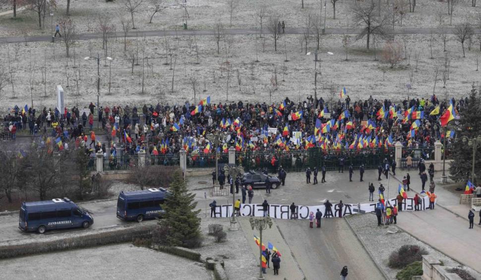 Mașinile ambasadorilor SUA și Japoniei au fost vandalizate de protestatari 741918