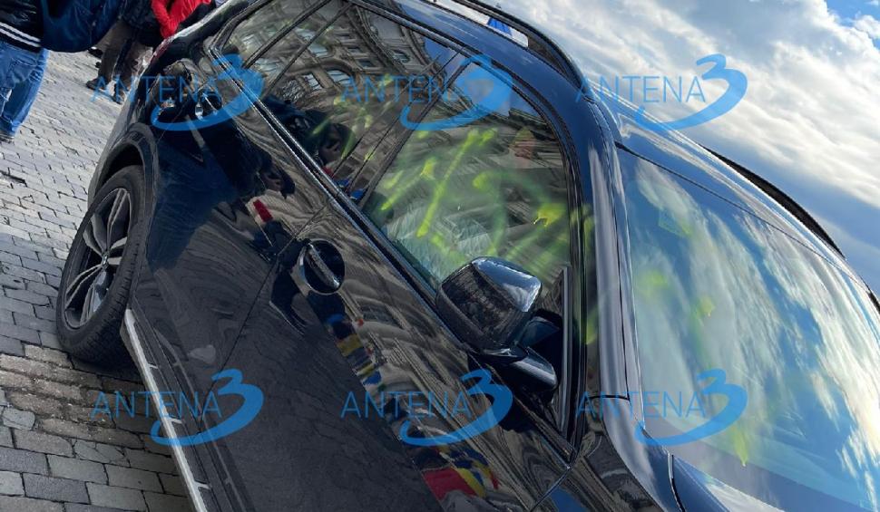 Mașinile ambasadorilor SUA și Japoniei au fost vandalizate de protestatari 741953