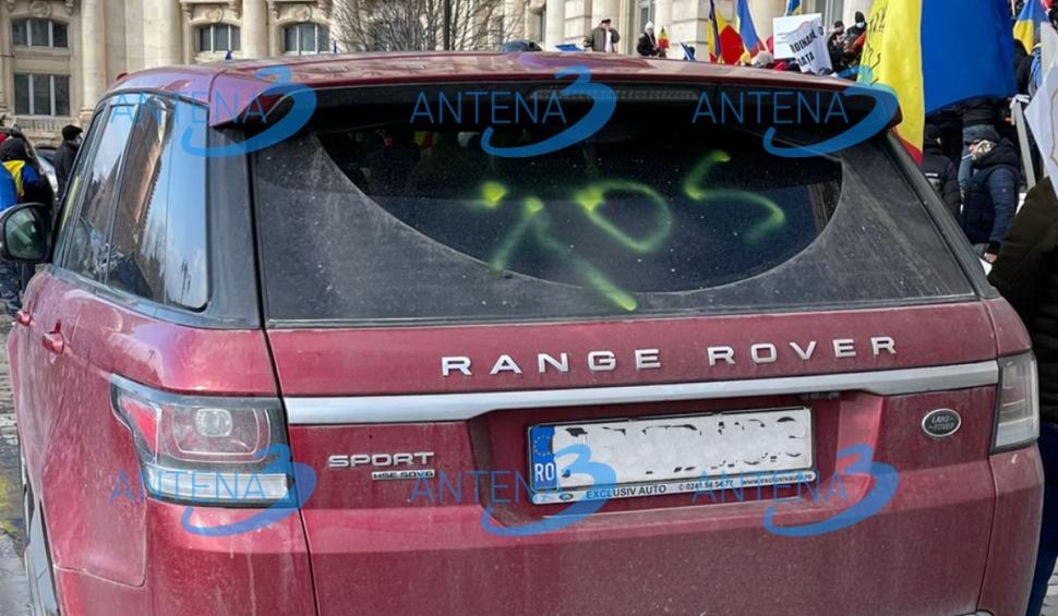 Mașinile ambasadorilor SUA și Japoniei au fost vandalizate de protestatari 741956