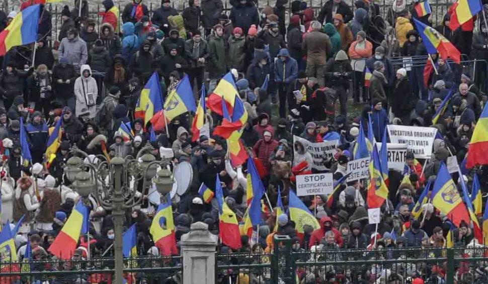 Protestatarii împotriva legii certificatului verde au spart cordonul de jandarmi şi au forţat intrarea în Parlament 741867