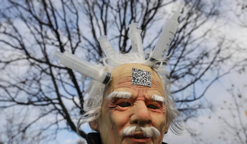 Protestatarii împotriva legii certificatului verde au spart cordonul de jandarmi şi au forţat intrarea în Parlament 741878