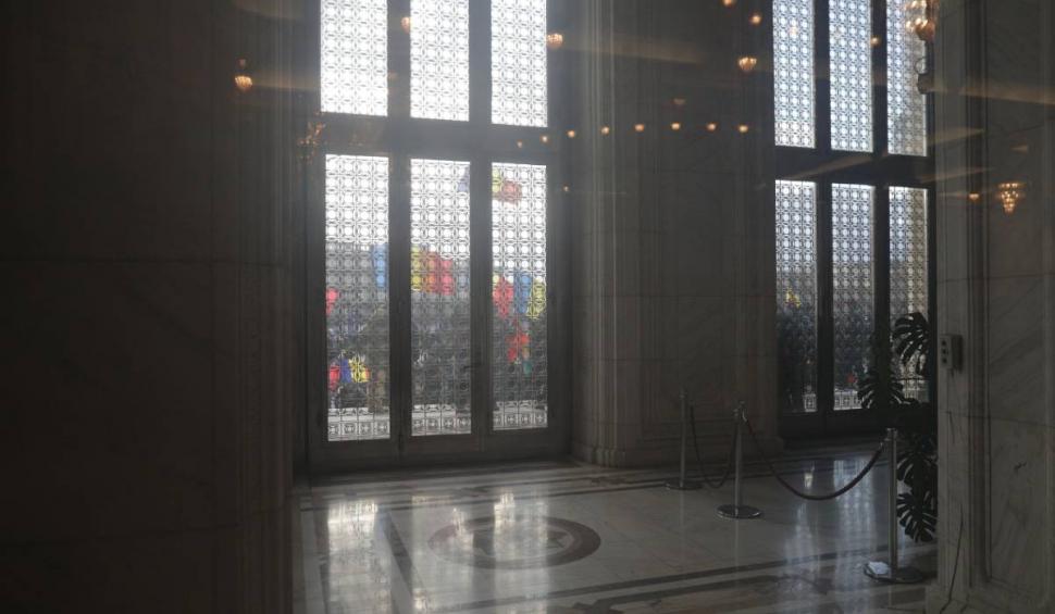 Protestatarii împotriva legii certificatului verde au spart cordonul de jandarmi şi au forţat intrarea în Parlament 741883