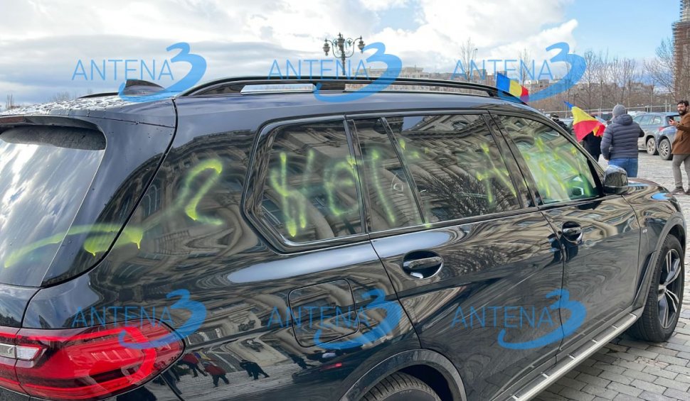 Parlamentarii cu mașinile vandalizate în timpul protestelor sunt amenințați cu moartea. Ce scrie în mesaje