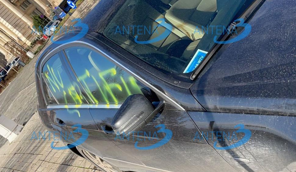 Parlamentarii cu mașinile vandalizate în timpul protestelor sunt amenințați cu moartea. Ce scrie în mesaje 742079