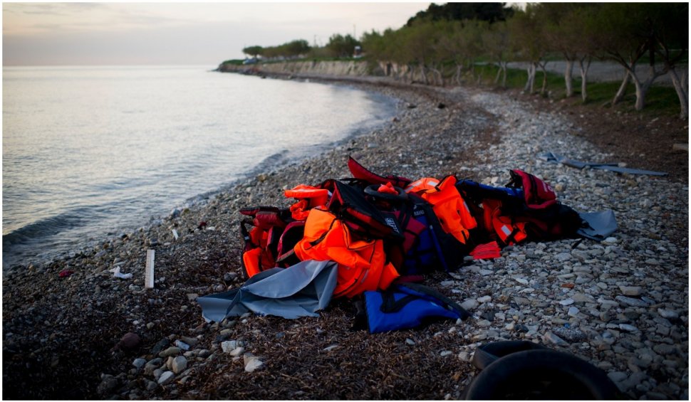 Trei oameni au murit, iar alte zeci de persoane sunt date dispărute după răsturnarea unei bărci cu migranți, în Grecia