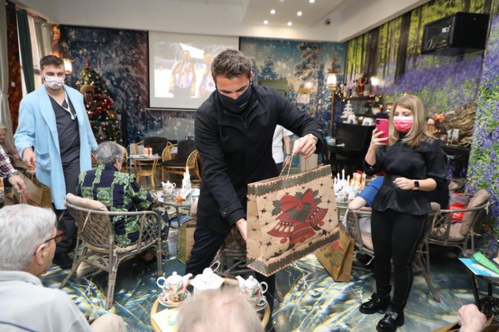 Adrian Mutu, M Hospital și Asociația ”Te facem bine!” au dus daruri bătrânilor din Căminul pentru persoane vârstnice “Acad. Nicolae Cajal” 742268